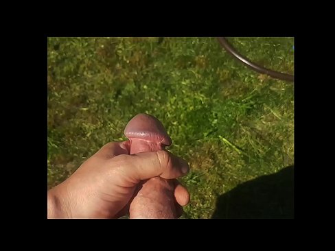 ❤️ Una guapa calenta es folla el seu cony rosa i es corre amb un esquitxat en un jardí d'estiu ☑ Porno rus al ca.pornovore.ru ❌️❤